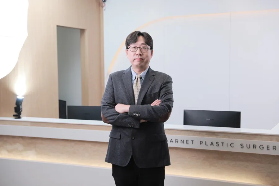 Dr. In-Soo Baek, board-certified plastic surgeon, Garnet Plastic Surgery, Apgujeong